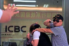 沈阳警方开展银行安保演练