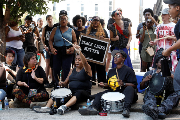 ▲▼白人警察射杀黑人获判无罪，民众在密苏里州圣路易街头抗议。（图／路透社）