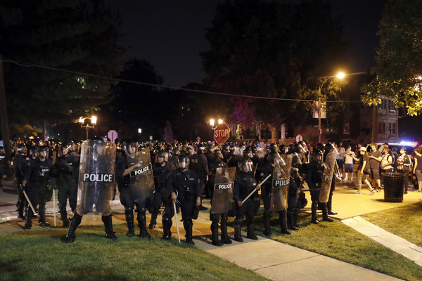 ▲▼白人警察射杀黑人获判无罪，民众在密苏里州圣路易街头抗议。（图／美联社）