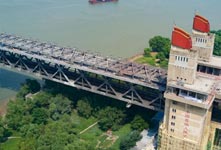 长江大桥主桥桥面全部拆除