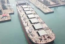 中国造世界最大矿砂船下水