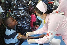 和平方舟为塞拉利昂提供医疗服务