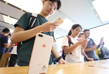 iPhone8今日开卖门店冷清