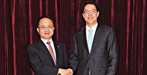 由香港中联办主任交棒看“一国两制”薪火相传