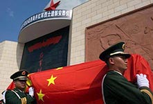 广西安葬酒海井红军烈士遗骸