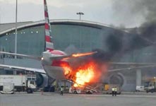 香港机场美航客机起火