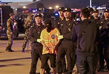 74名网络诈骗嫌犯被押解回国