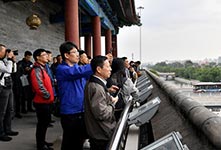 十九大新闻中心组织首次外出采访