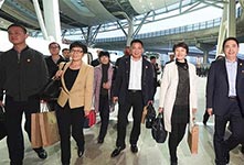 中共十九大代表陆续抵达北京