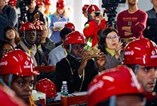 中外记者在北京感受"中国速度"