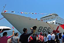 和平方舟医院船首访安哥拉