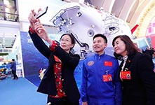 十九大代表参观大型成就展