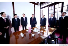 习近平等瞻仰中共一大会址