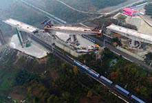 汉十高铁三墩转体桥精准对接