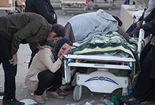 两伊强震逾400死6700伤