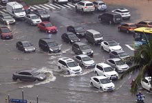 海口暴雨部分路段积水严重