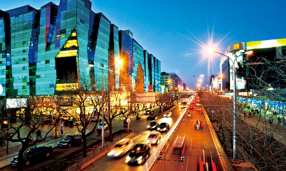 霓虹灯下的西单商业街