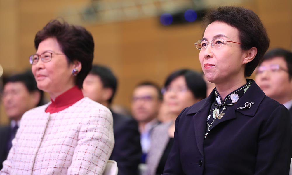 林郑月娥(左一)、程红(右一)