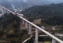 黔张常铁路建设进展顺利