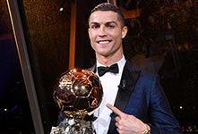 C罗第5次收获金球奖