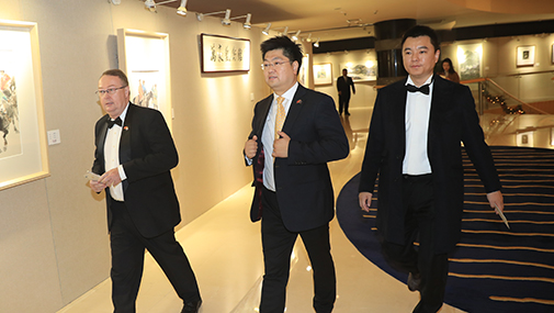 与会嘉宾步入会场