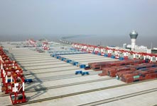 全球最大“无人码头”洋山开港