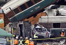 美国一列车脱轨坠桥致多人伤