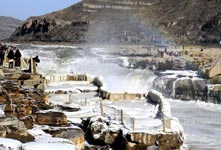 壶口瀑布现流凌冰挂奇观