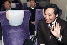 韩总理李洛渊试乘“奥运高铁”