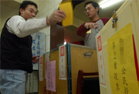 “公投闹剧”竹篮打水一场空