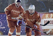 俄总统普京参加冰球赛 身姿矫健