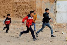 叙拉卡省村庄的孩子：我们解放了