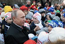 普京被小朋友们包围若“孩子王”