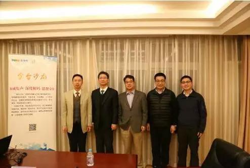 第19期“金台沙龙”嘉宾。从左至右：朱磊、严峻、王英津、朱松岭、陈桂清。（付勇超 摄）