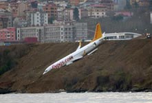 土耳其一客机滑出跑道险坠海