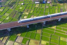 我国经济总量突破80万亿元大关