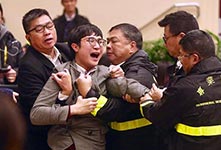 罗黄周捣乱补选简介会 被赶离场