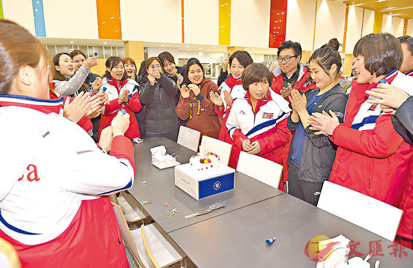 ■金元辰强调，韩国希望借助冬奥和平气氛，纾缓半岛紧张局势。图为韩女子冰球员为朝队员庆生。 美联社