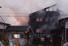 日本自卫队直升机在居民区坠毁