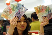 迎新年！香港市民排长队换新钞