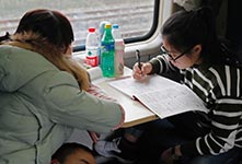 春运途中回家过年的孩子们