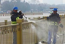 北京环卫工清洗天安门护栏迎两会