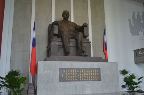 朱穗怡：绿营“去蒋”始作俑 “独青”有恃无恐