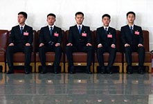 两会掠影|“黑衣人”认真值守