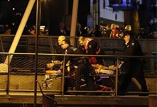 美国纽约一架直升机坠河