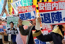 日本民众要求安倍晋三下台