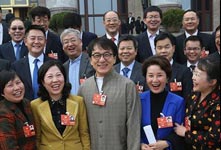 成龙与委员们合影 备受欢迎