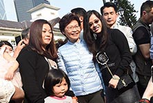 林郑月娥与市民合照