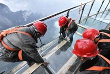 张家界天门山玻璃栈道更换玻璃