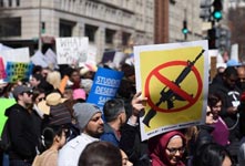 美国多地爆发游行吁严控枪支